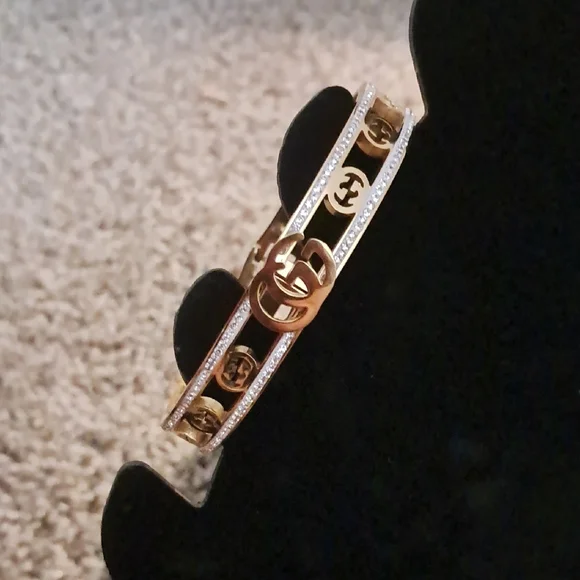 Chic Gold and Black Bracelet - Picture 1 of 3